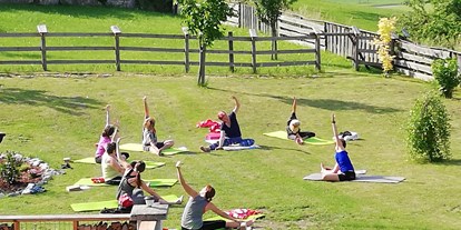 Pensionen - Umgebungsschwerpunkt: am Land - Schladming-Dachstein - Yoga in der freien Natur - Ortnerhof Ennstal