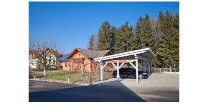 Pensionen - Thermenland Steiermark - Carport für unsere Gäste, im Winter kein Eis kratzen im Sommer geschützt vor Unwetter - Gästehaus Gigler