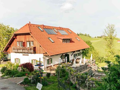 Pensionen - Garten - Winzerhaus mit Buschenschank - Gästezimmer & Buschenschank am Weingut Hack-Gebell