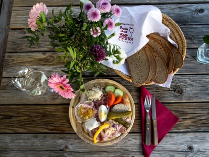 Pensionen - Frühstück: serviertes Frühstück - Österreich - Unsere selbstgemachte Jause  - Gästezimmer & Buschenschank am Weingut Hack-Gebell