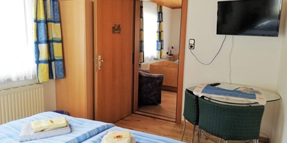 Pensionen - Umgebungsschwerpunkt: Stadt - Steiermark - "Familienzimmer" 2 Bett und Einbettzimmer mit Zwischentüre mit Blick auf die Hohe Veitsch - Frühstückspension Hermine Fraiß