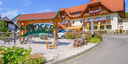 Pensionen - Umgebungsschwerpunkt: am Land - Steiermark - Begrüßungstafel vor dem Haus - Alpengasthof Moser