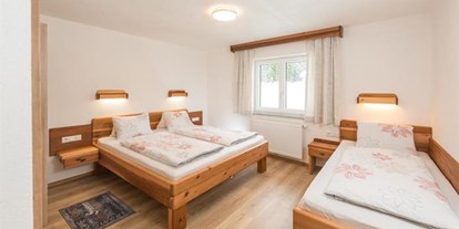 Pensionen - weitere Verpflegungsmöglichkeiten: Abendessen - Steiermark - Dreibettzimmer im Appartement Dachstein - Pension Wagnerhof
