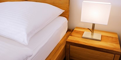 Pensionen - Umgebungsschwerpunkt: am Land - Steiermark - Der Schlafbereich überzeugt durch den Komfort und die Gemütlichkeit eines Vollholz-Bettes und die angenehmen, natürlichen Holzelemente. - Pension Lammerhof