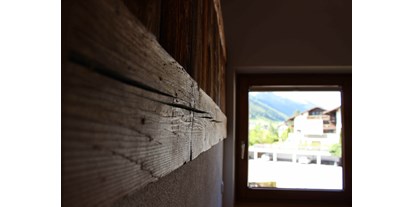 Pensionen - Parkplatz: kostenlos bei der Pension - Tirol - Apartment: Räume mit Wohlfühlcharakter - Haus Sarah