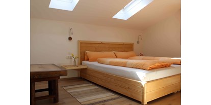 Pensionen - Parkplatz: kostenlos bei der Pension - Tirol - Apartment: kuscheliges Schlafzimmer mit Doppelbett und Dachfenstern - Haus Sarah