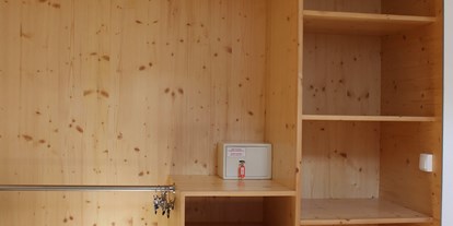 Pensionen - Langlaufloipe - Tirol - Apartment: offener Kleiderschrank - Haus Sarah