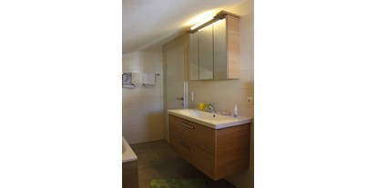 Pensionen - Langlaufloipe - Tirol - Apartment: großer Waschtisch mit Spiegelschrank - Haus Sarah
