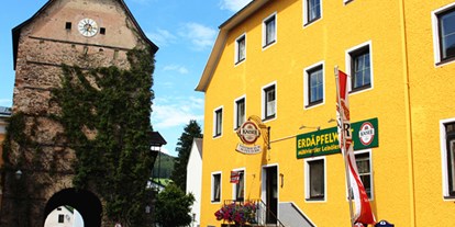 Pensionen - Untergriesbach (Landkreis Passau) - Unser Gasthof "Zum alten Turm" liegt inmitten des Webermarktes Haslach und ist der perfekte Ausgangspunkt für Wanderungen, Radtouren und Motorradtouren.
An unserem Frühstücksbuffet können Sie sich stärken für den anstehenden Tag.
In den sanften Hügeln des Mühlviertel´s bei gesunder Luft und wunderschöner Natur können Sie "entschleunigen".
Nur wenige Gehminuten entfernt, befindet sich das Naturfreibad "Kranzling" an der Großen Mühl.

 - Gasthof Zum Alten Turm