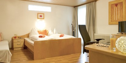 Pensionen - Untergriesbach (Landkreis Passau) - Unsere Standard Doppelzimmer sind mit Vollholz-Möbeln und orthopädischen Schlafsystemen ausgestattet, damit Sie im Schlaf die optimale Erholung finden. - Gasthof Zum Alten Turm