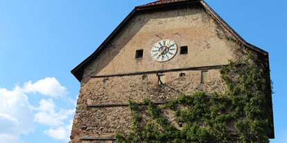 Pensionen - Untergriesbach (Landkreis Passau) - Direkt neben unserem Haus befindet dich das "heimliche" Wahrzeichen von Haslach. Der "Alte Turm", in dem sich das Heimatmusem befindet, welches man gegen Voranmeldung besuchen kann. - Gasthof Zum Alten Turm