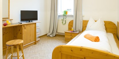 Pensionen - Untergriesbach (Landkreis Passau) - Unsere Standard Einzelzimmer sind mit Vollholz-Möbeln und orthopädischen Schlafsystem ausgestattet, damit Sie im Schlaf die optimale Erholung finden. - Gasthof Zum Alten Turm