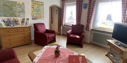 Pensionen - Frühstück: serviertes Frühstück - Baden-Württemberg - Aufenthaltsraum mit Informationsecke im Erdgeschoss - Pension Bader