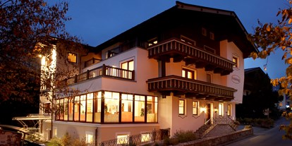 Pensionen - Umgebungsschwerpunkt: am Land - Pinzgau - Außenansicht Abend - Haus Dschulnigg