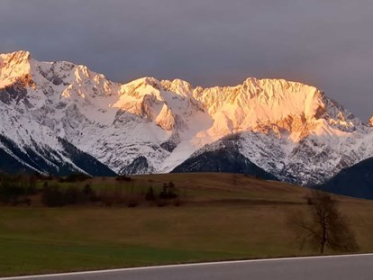 Pensionen - Parkplatz: kostenlos bei der Pension - Tirol - Morgenimpression - KOMFORT-FEWO BERGWELT HAHNENKAMM   - Lechtal - So/Wi