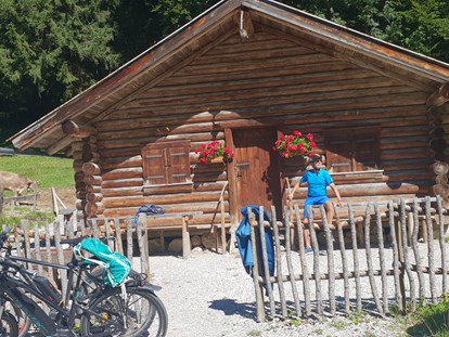 Pensionen - Terrasse - Österreich - wunderschöne Rad-Wanderwege - KOMFORT-FEWO BERGWELT HAHNENKAMM   - Lechtal - So/Wi
