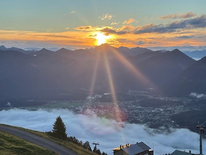 Pensionen - Parkplatz: kostenlos bei der Pension - Tirol - Sonnenaufgang Bergwelt Hahnenkamm - KOMFORT-FEWO BERGWELT HAHNENKAMM   - Lechtal - So/Wi