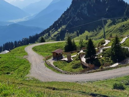 Pensionen - Parkplatz: kostenlos bei der Pension - Tirol - Bergwelt Hahnenkamm - KOMFORT-FEWO BERGWELT HAHNENKAMM   - Lechtal - So/Wi
