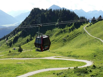 Pensionen - Parkplatz: kostenlos bei der Pension - Tirol - Gondelauffahrt Hahnenkamm - KOMFORT-FEWO BERGWELT HAHNENKAMM   - Lechtal - So/Wi