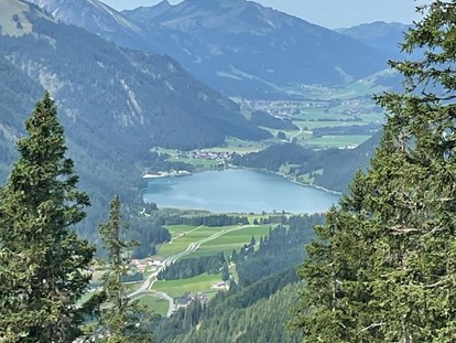 Pensionen - Parkplatz: kostenlos bei der Pension - Tirol - Blick ins Tal - KOMFORT-FEWO BERGWELT HAHNENKAMM   - Lechtal - So/Wi