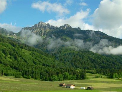Pensionen - Langlaufloipe - Tirol - Ausblick Fewo zum Hahnenkamm - KOMFORT-FEWO BERGWELT HAHNENKAMM   - Lechtal - So/Wi