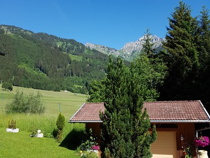 Pensionen - Terrasse - Österreich - Ausblick von unserem Garten - KOMFORT-FEWO BERGWELT HAHNENKAMM   - Lechtal - So/Wi