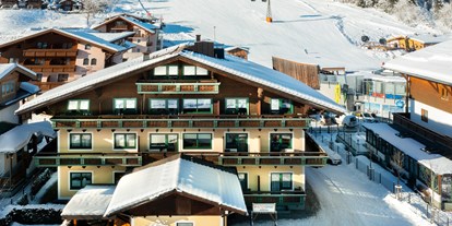 Pensionen - Umgebungsschwerpunkt: Therme - Salzburg - Außenansicht im Winter - direkt an der Skipiste beim Achterjet in Flachau - B&B Hotel Die Bergquelle