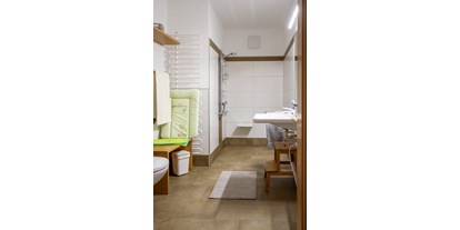 Pensionen - Österreich - Sunseitn - barrierefreies Bad mit Dusche und WC - Gästehaus "In da Wiesn"