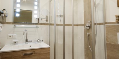 Pensionen - Pinzgau - Dusche oder Bad mit jeweils WC und ein WC im Vorraum - Haus Voithofer mit Top Ferienwohnungen