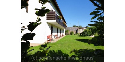 Pensionen - Umgebungsschwerpunkt: Fluss - Deutschland - Südseite mit Terrasse und Balkon - Pension Haus Sonnenschein