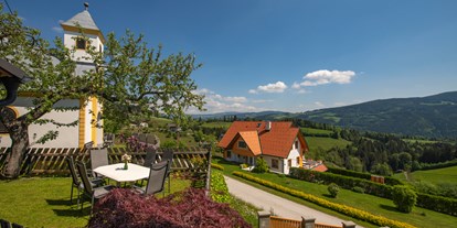 Pensionen - Steiermark - Herrlicher Weitblick im Garten der Wohnung Morgenrot. - Ferienwohnungen Perhofer