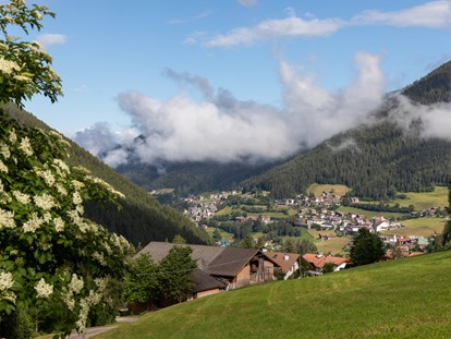 Pensionen - Dolomiten - Dorfblick von Terasse Panoramasuite Apartment DIAMANTIDI - Haus Christian 