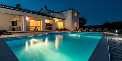 Pensionen - WLAN - Kroatien - Beleuchteter Pool am Abend  - Villa Jasmin Sumber