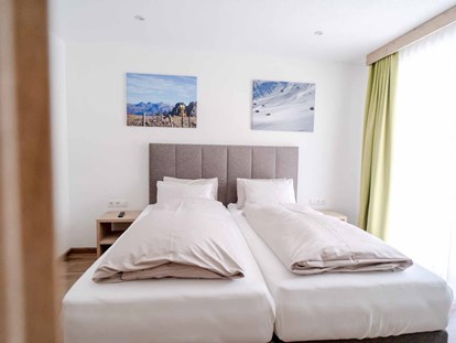 Pensionen - Radweg - Tirol - Schlafzimmer im Hohe Burg Appartement - Alpengasthof Hohe Burg