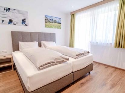 Pensionen - Radweg - Tirol - Schlafzimmer im Panorama-Appartement - Alpengasthof Hohe Burg