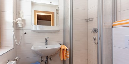 Pensionen - Umgebungsschwerpunkt: am Land - Pinzgau - Appartement 3 - Badezimmer zu Doppelzimmer - Apartments Salzburgerhof