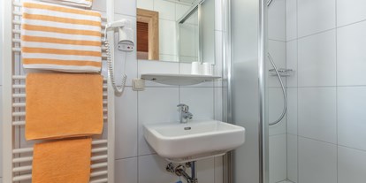 Pensionen - Umgebungsschwerpunkt: Berg - Pinzgau - Appartement 3 - Badezimmer zu Doppelzimmer - Apartments Salzburgerhof