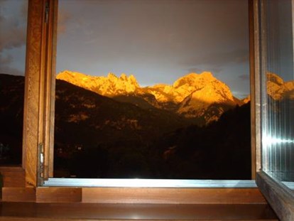 Pensionen - Umgebungsschwerpunkt: am Land - Pinzgau - Blick auf das Alpenglühen vom Frühstücksraum - Haus Helga