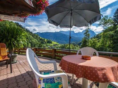 Pensionen - Restaurant - Pinzgau - Große sonnige Terrasse für Frühstück im Freien oder zum gemütlichen Zusammensitzen - Haus Helga
