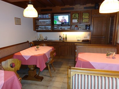 Pensionen - Frühstück: Frühstücksbuffet - Pinzgau - Gemütlicher Aufenthaltsraum mit vielen Spielen - Haus Helga