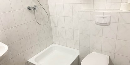 Pensionen - Garten - Ostfriesland - Private Badezimmer mit Dusche und WC - Pension in Emden