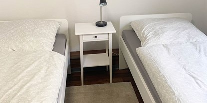 Pensionen - WLAN - Nordseeküste - Doppelzimmer mit Einzelbetten, Handtücher und Bettwäsche, Nachttisch - Pension in Emden