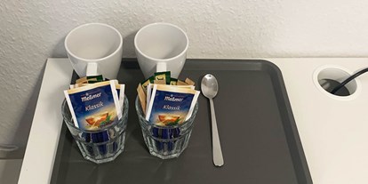 Pensionen - Garten - Niedersachsen - Tassen, Besteck, Tee, Kaffee - Pension in Emden