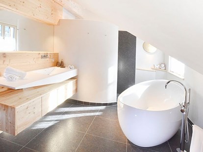 Pensionen - Region Attersee - Bad mit freistehender Badewanne in der Wachtberg-Suite - Florineum
