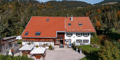 Pensionen - Pool - Tirol - Südseite des Hofes - Am Hof Jungholz