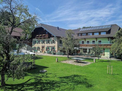 Pensionen - Garten - Salzburg - Blick auf unsere Pension - Pension Fischerhof