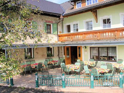 Pensionen - Garten - Salzburg - Unsere Sonnenterrasse läd zum gemütlichen Frühstück ein - Pension Fischerhof