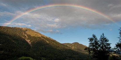 Pensionen - Salzburg und Umgebung - Regenbogen auf der Liegewiese - Haus Hirschpoint