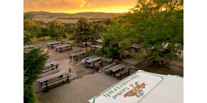 Pensionen - Hunde: hundefreundlich - Deutschland - Großer Biergarten mit schattigen Walnussbäumen und Kinderspielplatz - Landgasthof Spessartruh