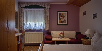 Pensionen - Pool - Salzburg - Unser Lavendlzimmer, bei diesem Zimmer ist im Bad eine Badewanne  - Gästehaus Heidi - Ihr Gästehaus mit Herz und Flair